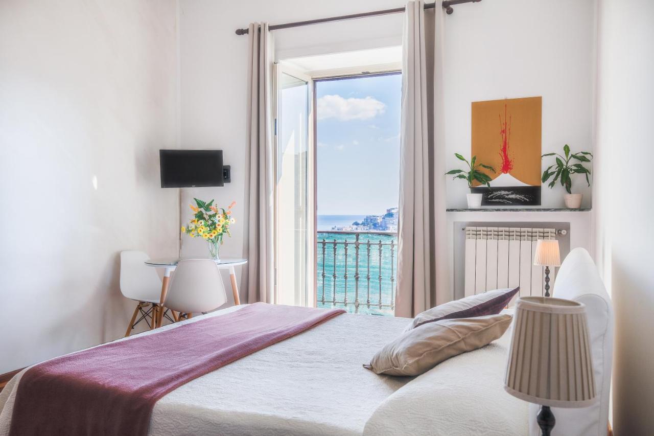 Napolicentro Mare - Sea View Rooms & Suites Екстер'єр фото