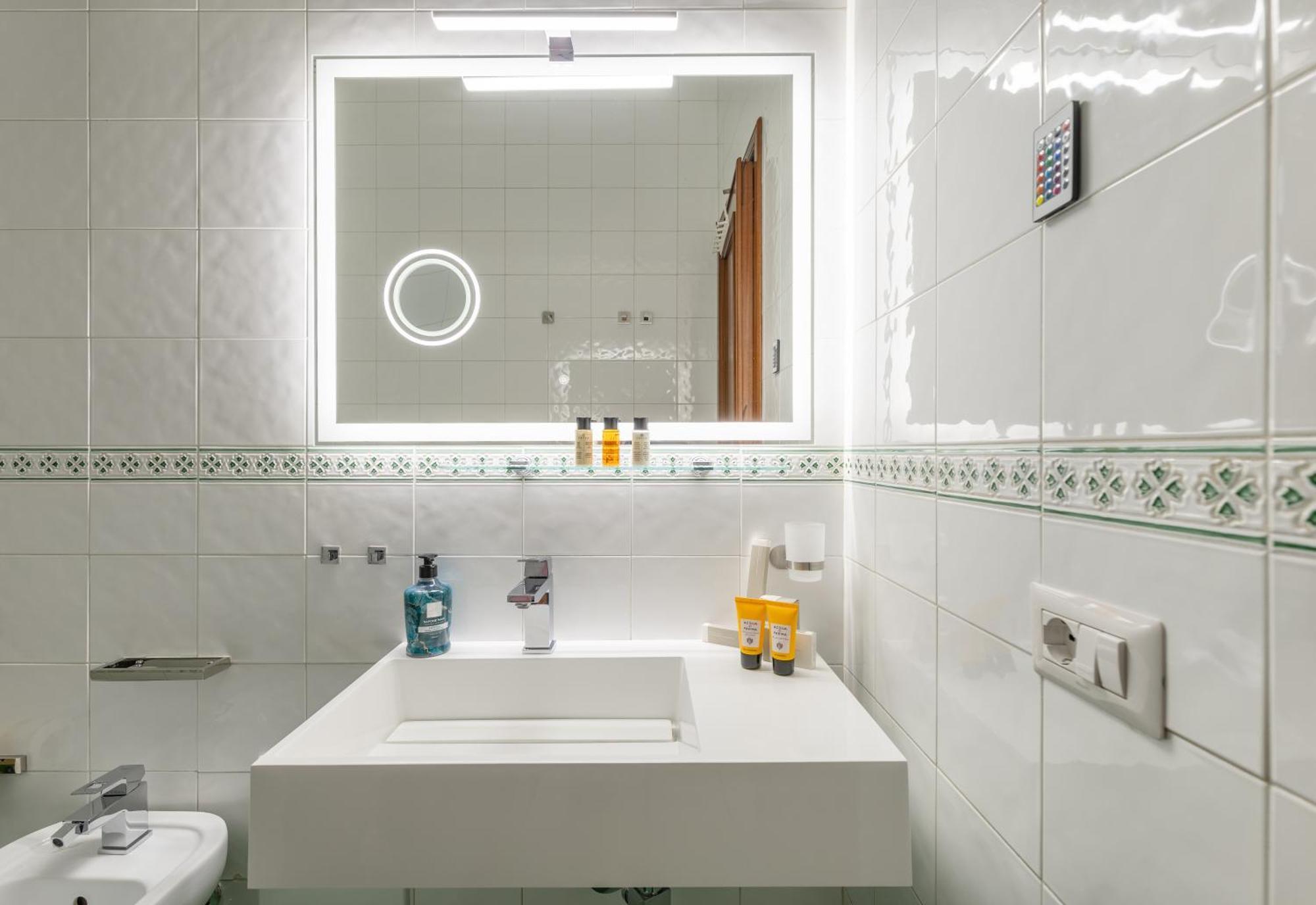 Napolicentro Mare - Sea View Rooms & Suites Екстер'єр фото