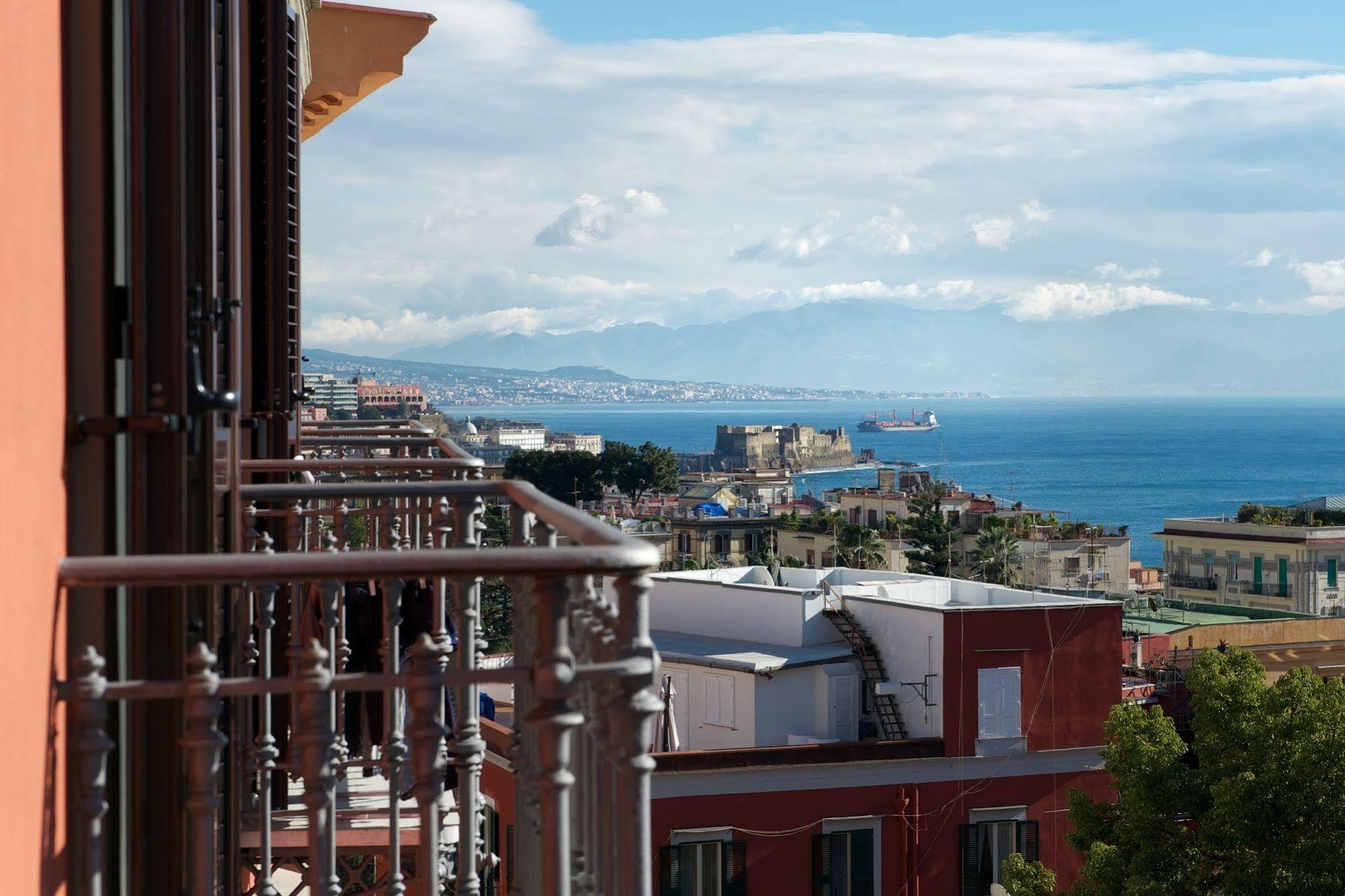Napolicentro Mare - Sea View Rooms & Suites Екстер'єр фото