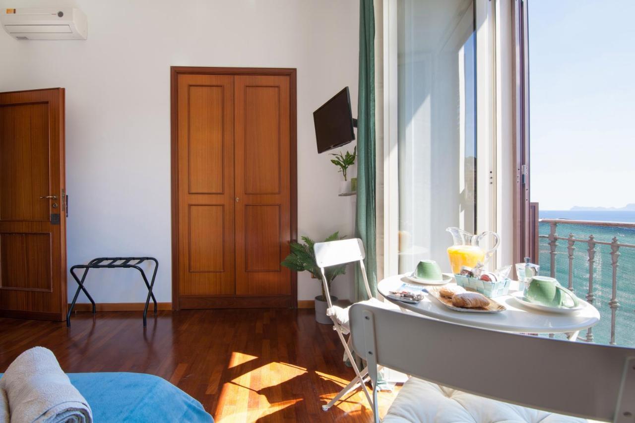 Napolicentro Mare - Sea View Rooms & Suites Екстер'єр фото